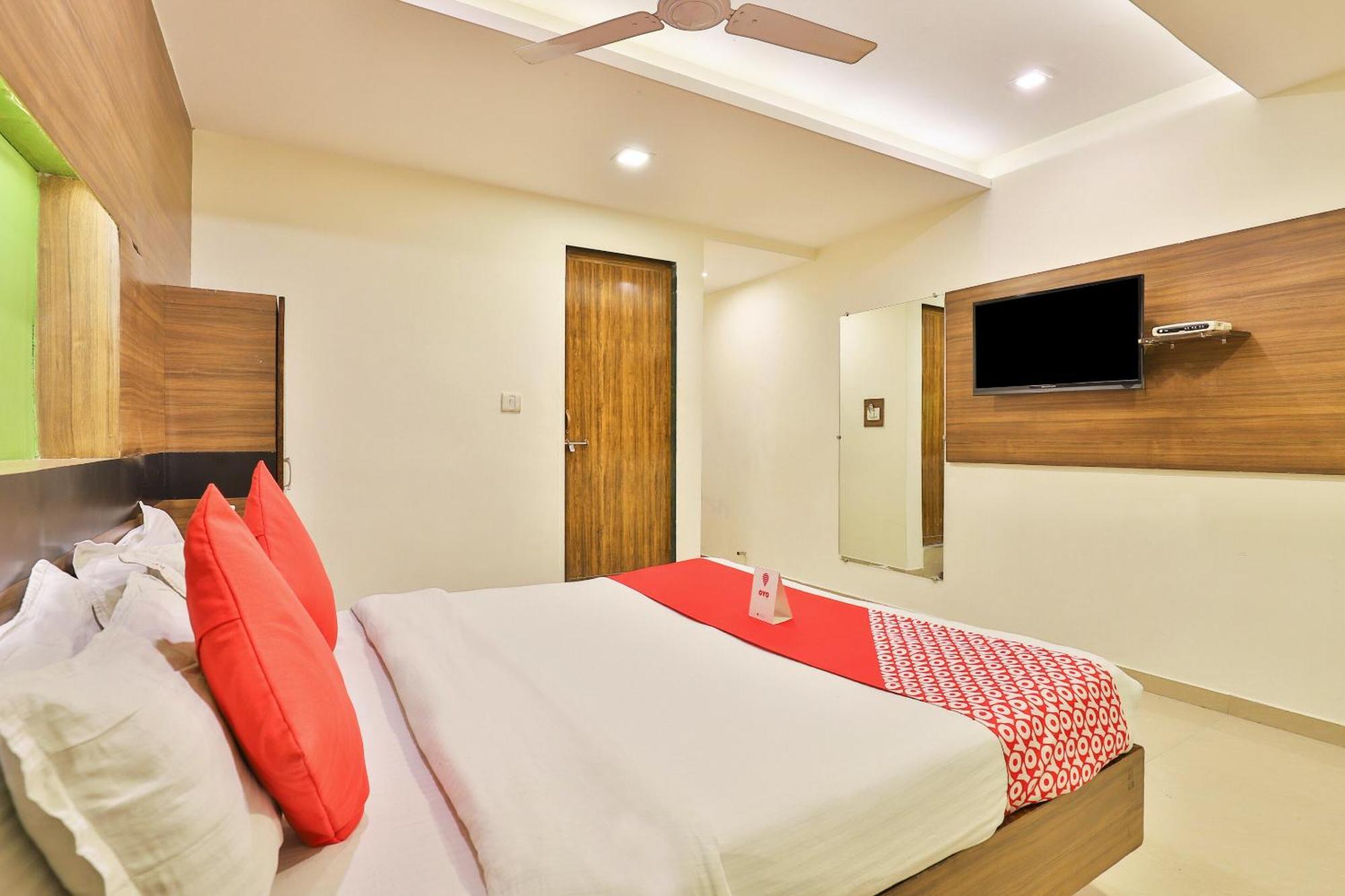 Super Hotel O Apollo Ахмедабад Экстерьер фото
