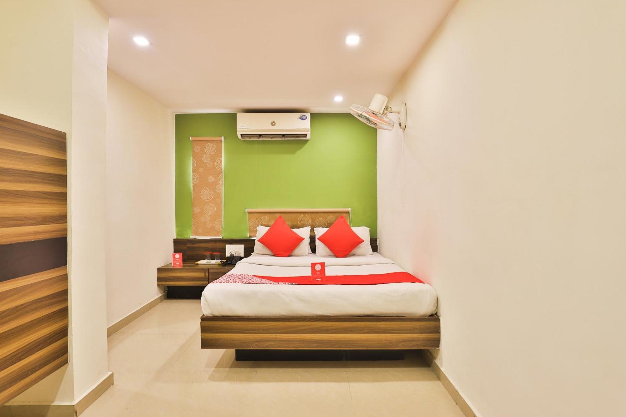 Super Hotel O Apollo Ахмедабад Экстерьер фото