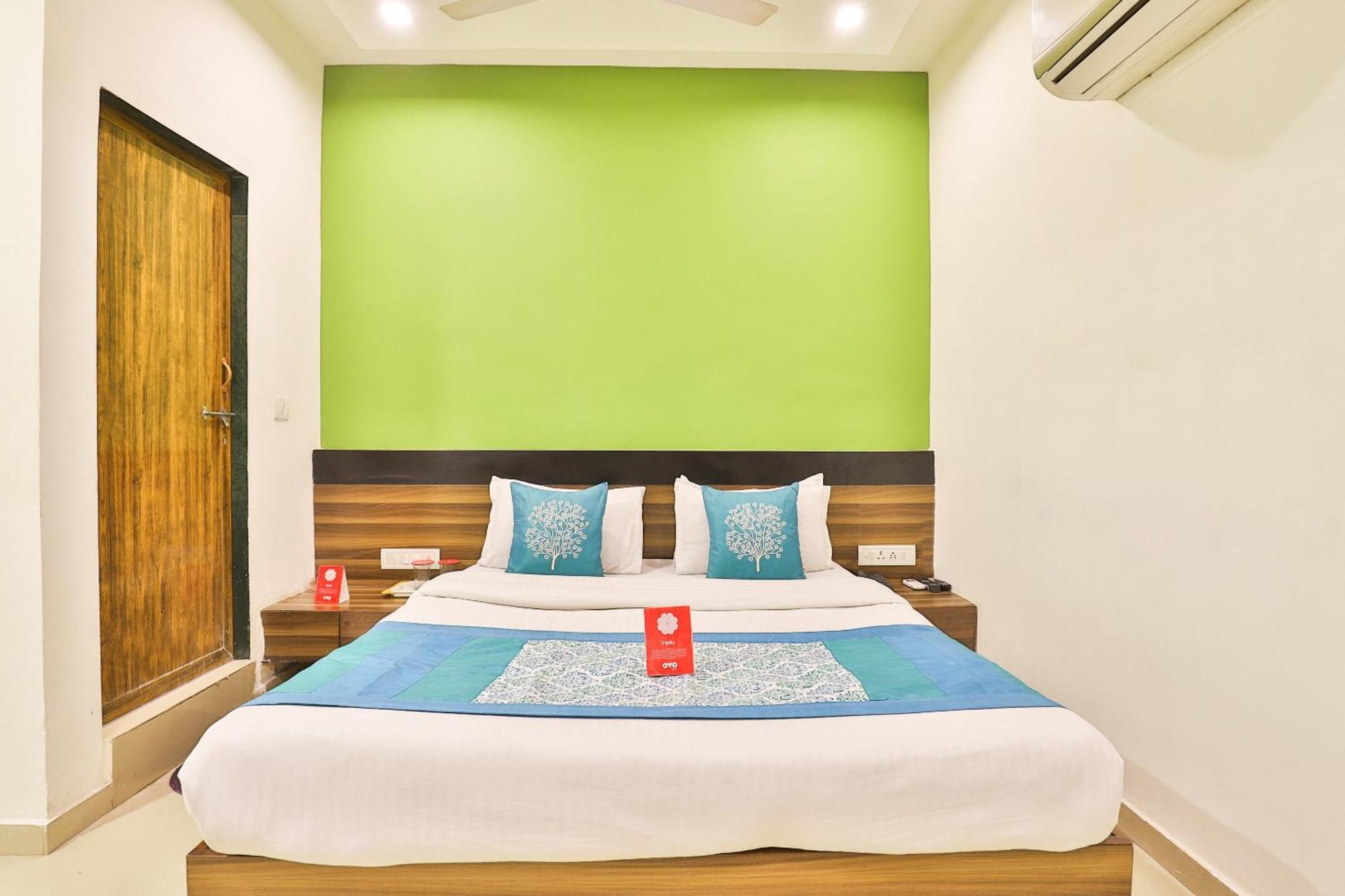 Super Hotel O Apollo Ахмедабад Экстерьер фото