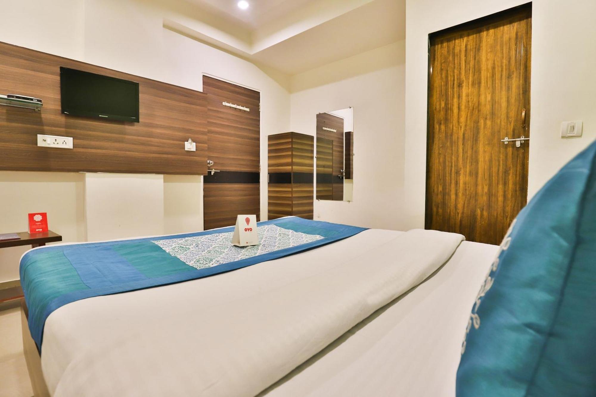 Super Hotel O Apollo Ахмедабад Экстерьер фото